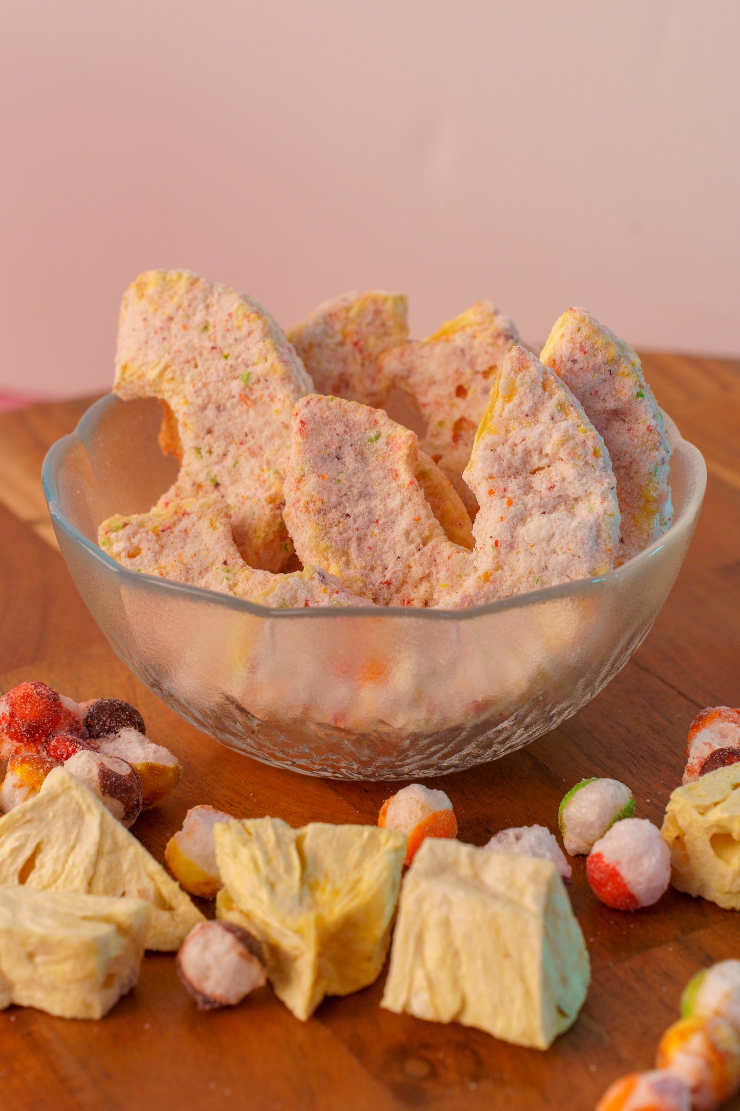 TropiSour – 🍍 Piña Crunch con Rainbow Puff Sour Freeze Dried 🌈 🍍¡El trópico ahora cruje!💥