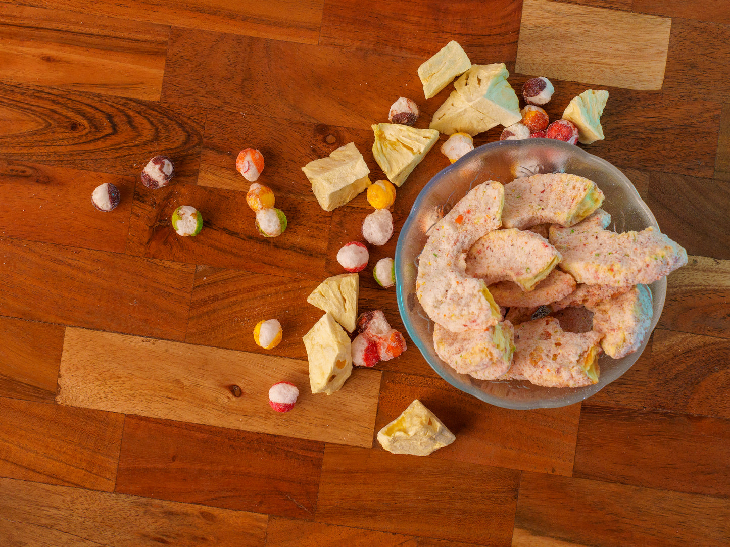 TropiSour – 🍍 Piña Crunch con Rainbow Puff Sour Freeze Dried 🌈 🍍¡El trópico ahora cruje!💥